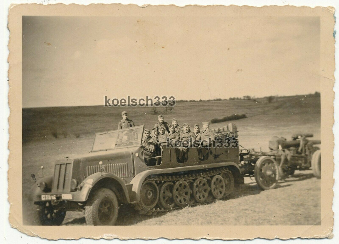 Foto Panzer Halbkette der Wehrmacht mit Artillerie Geschütz im Schlepp ... !