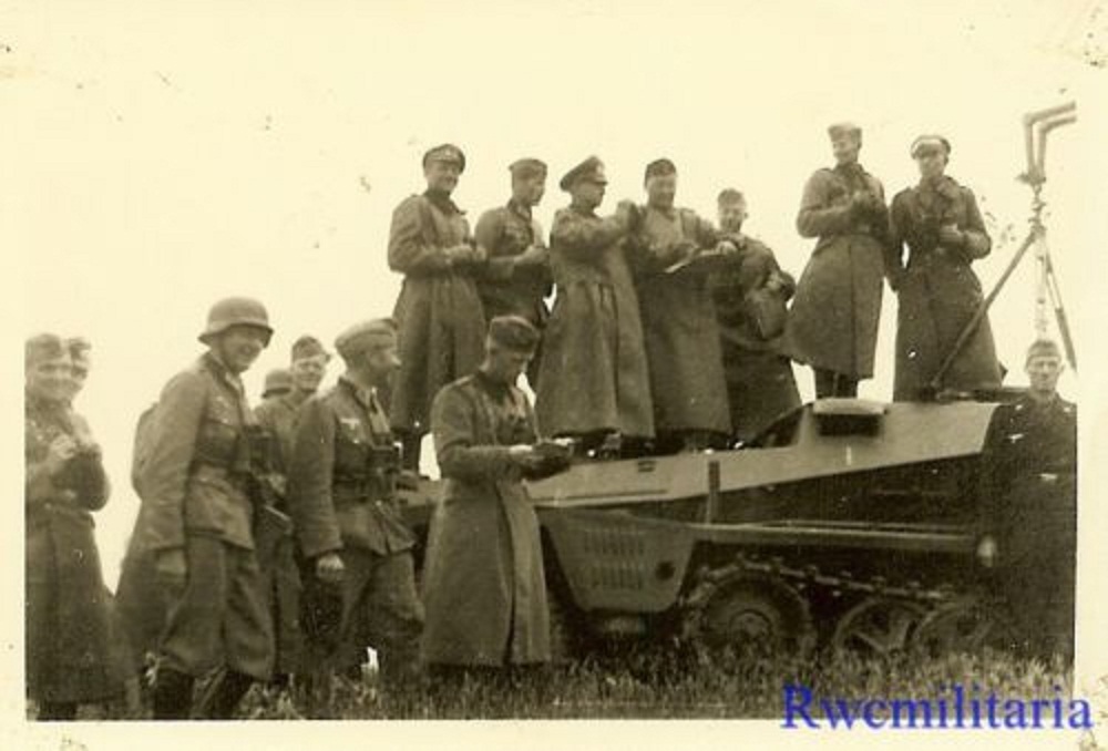 Wehrmacht Observers on Top SdKfz.251 Schützenpan