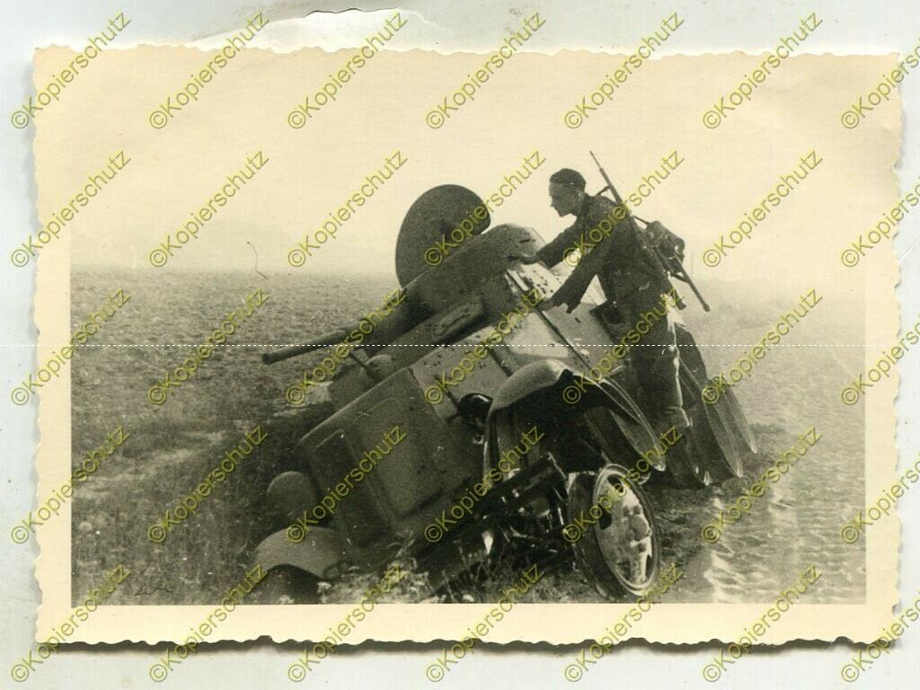 Foto, Wehrmacht, Soldat inspiziert russischen Panzerspähwagen, R