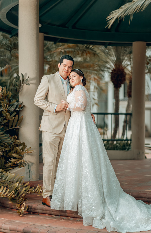 Pareja abrazada en pérgola