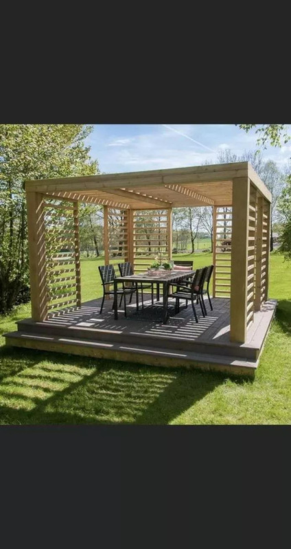 برجولة مع سقف قرميدي