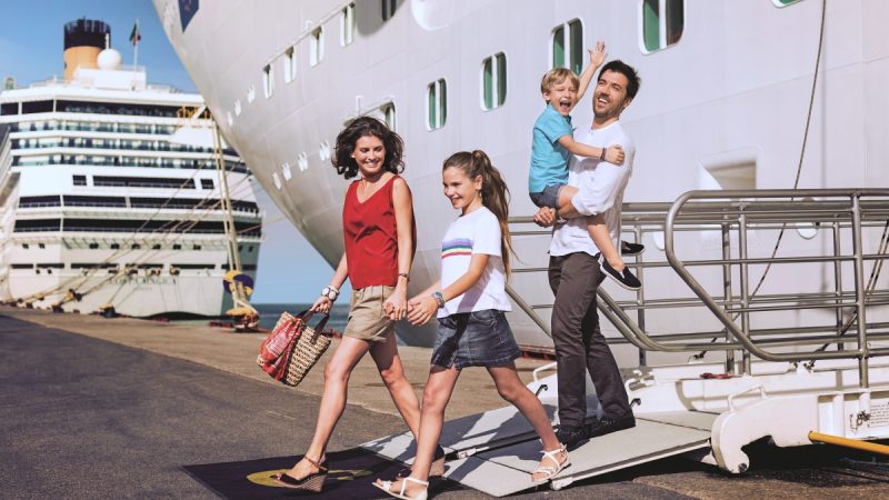 Família feliz embarcando em um navio de cruzeiro
