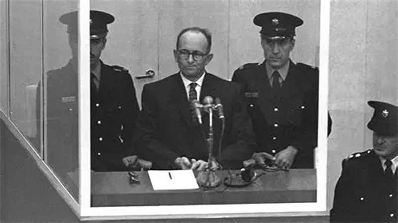 Adolf Eichmann custodiado durante el juicio en Israel