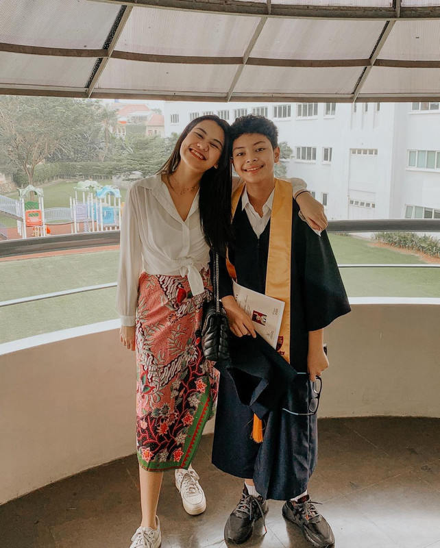 Potret Aaliyah Massaid di hari kelulusan SD Keanu Massaid