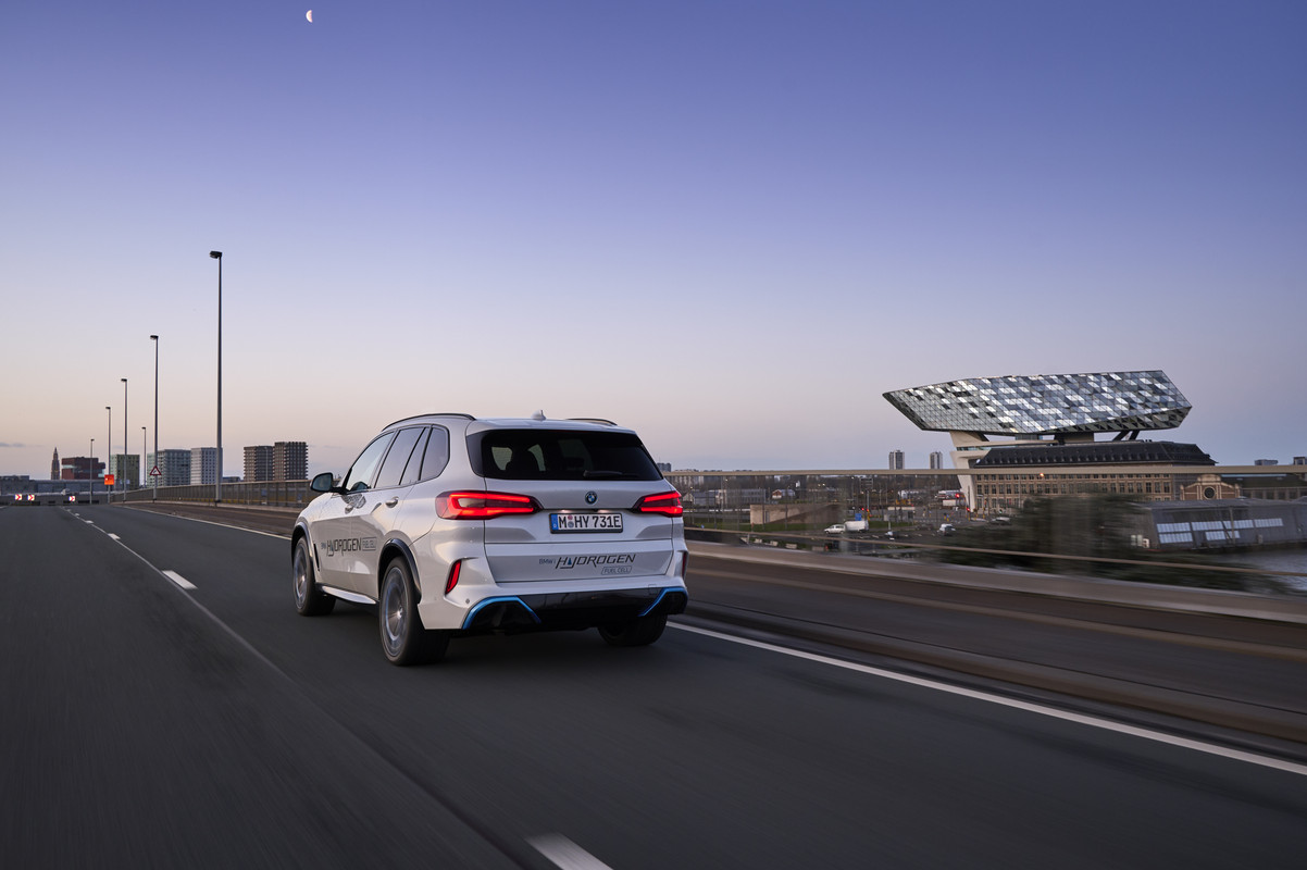 P90494371_highRes_bmw-ix5-hydrogen-on-