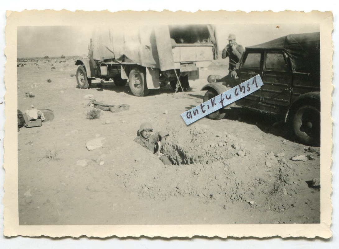 Beute-Jeep-LKW u.VW-Kübelwagen des Afrikakorps beim Rückzug in A