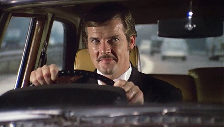 MAN-WHO-HAUNTED-HIMSELF-ROGER-MOORE-FOTOR.jpg