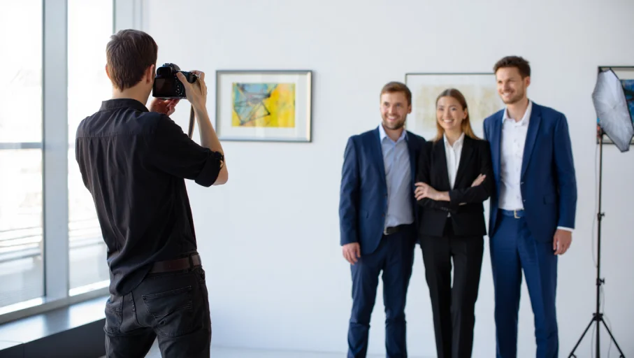 Фотограф снимает сотрудников