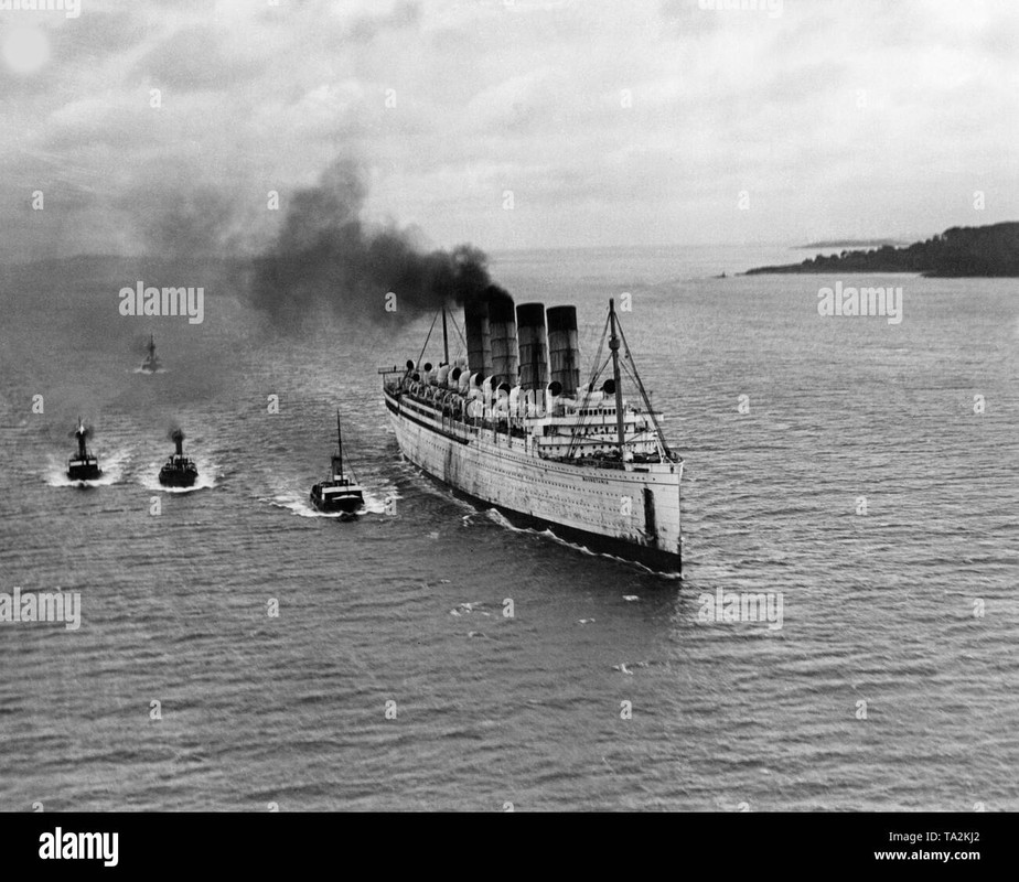 Enigmes navales, identification - Page 2 The-mauretania-of-the-cunard-line-sails-across-the-firth-of-forth-to-rosyth-where-she-was-scrapped-T