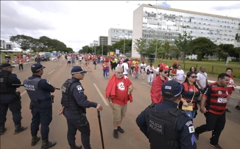 Detienen a sujeto con explosivos y cuchillo intentando ingresar a la toma de posesión de Lula