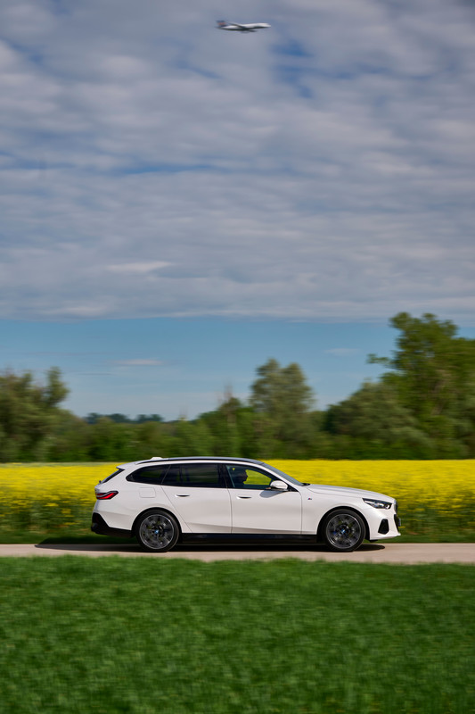 P90551882_highRes_the-new-bmw-530e-tou