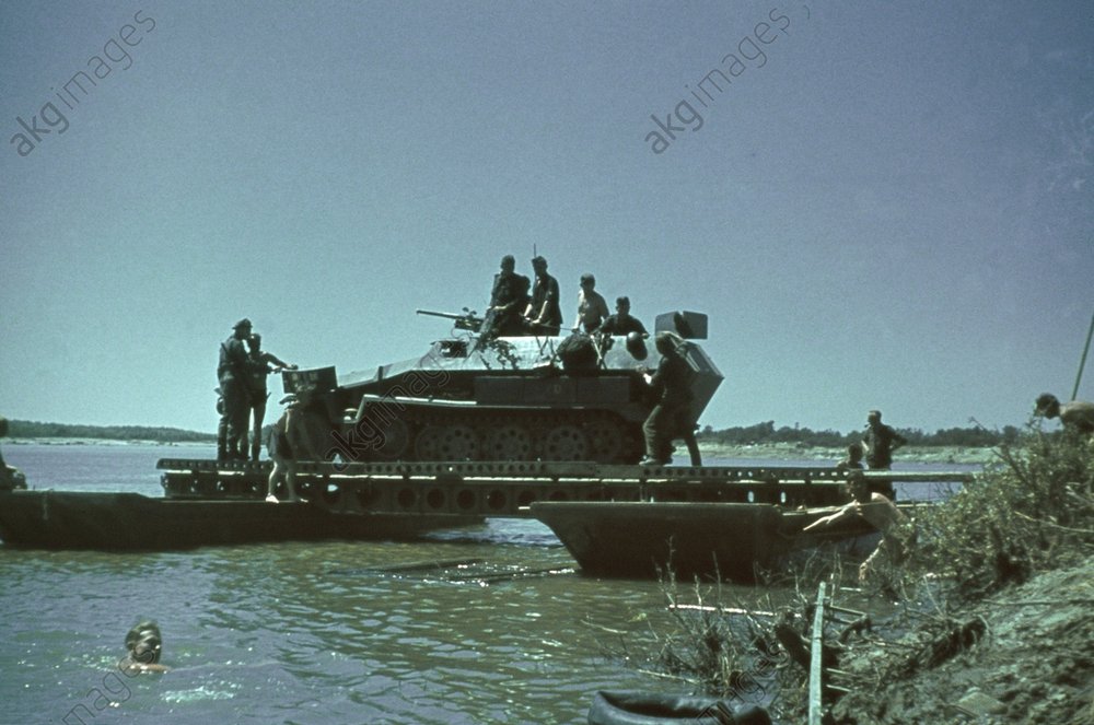 Pontonfähre mit Schützenpanzer.