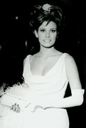 raquel-welch-e73