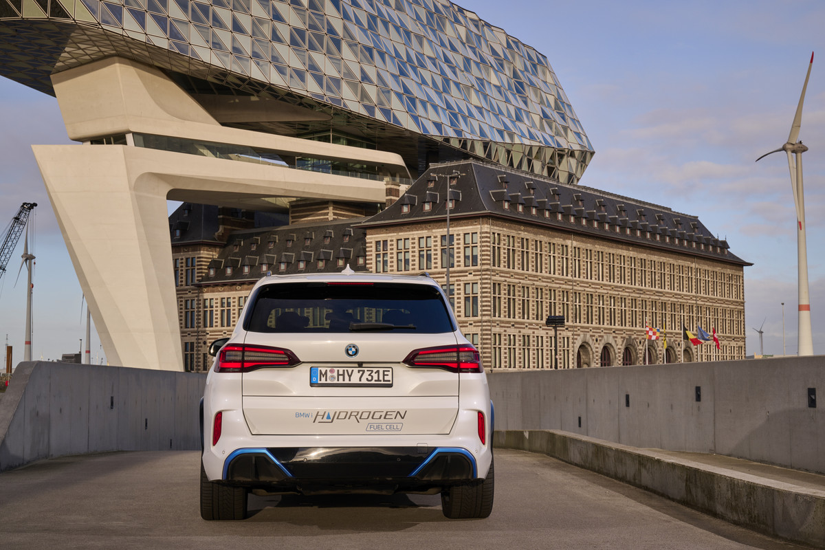 P90494423_highRes_bmw-ix5-hydrogen-on-