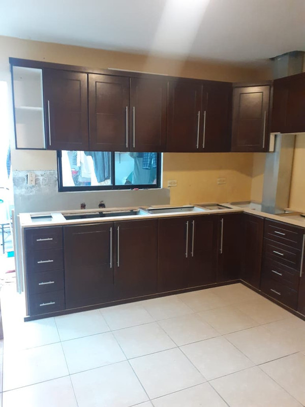 Cocina de madera oscura en forma de L