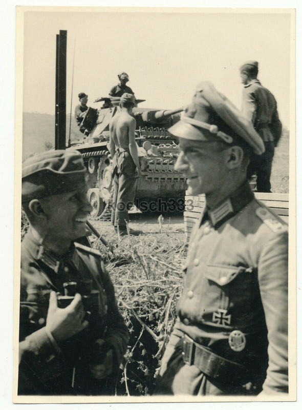Foto Offiziere vor einem Panzer III an einer Kriegsbrücke an der Ostfront 1941