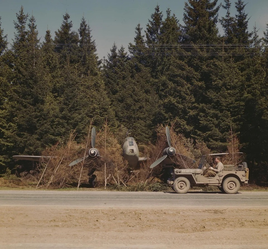 Photos colorisees  - Page 40 ME-210-ou-410-camoufl-sur-le-bord-de-l-autoroute-pr-s-de-Munich-1945-et-une-tr-s-belle-Jeep