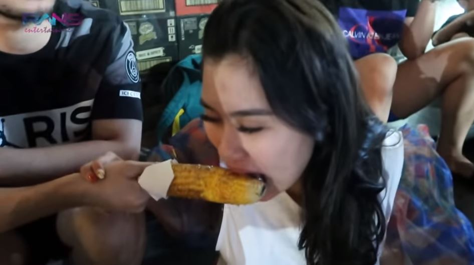 Syahnaz mencoba jagung bakar langganan Nagita Slavina