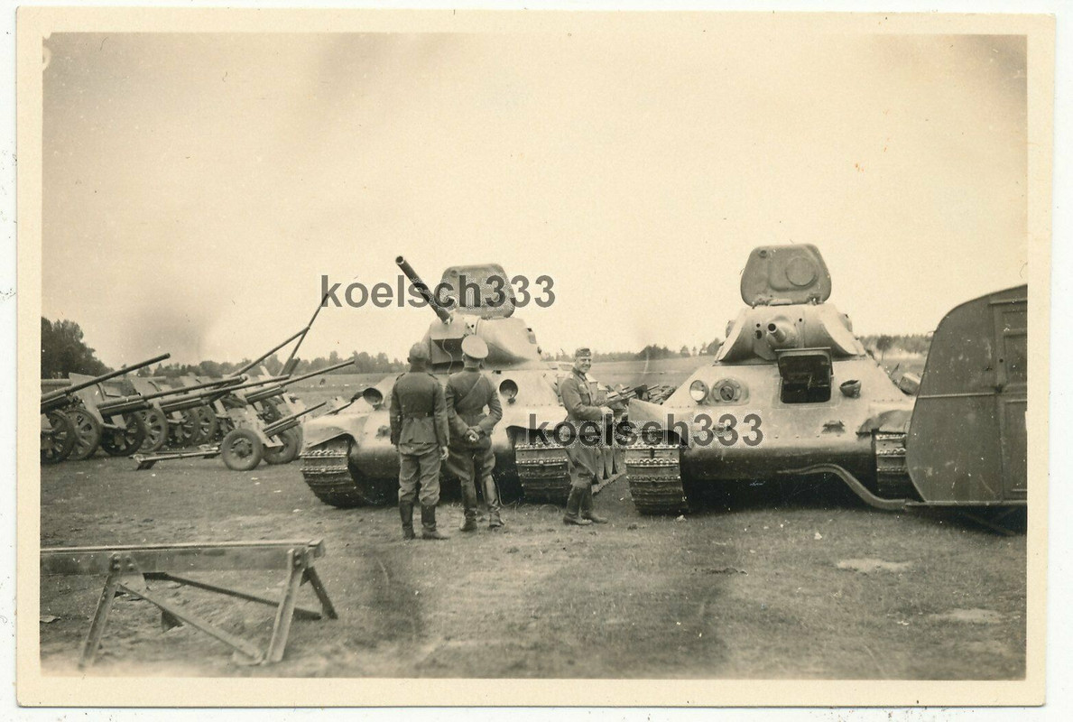 Foto Offiziere der Wehrmacht an russischen T-34 Beute Panzern und Geschützen