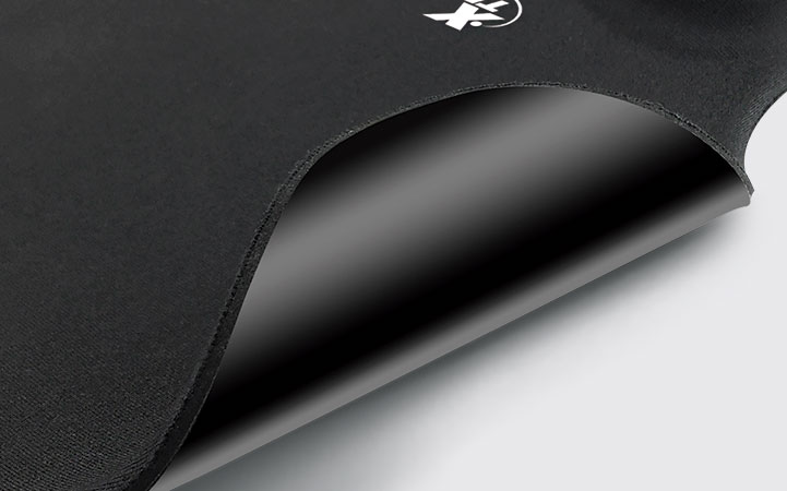 Detalle de la superficie y la base antideslizante del Mouse Pad Xtech Gel Black.