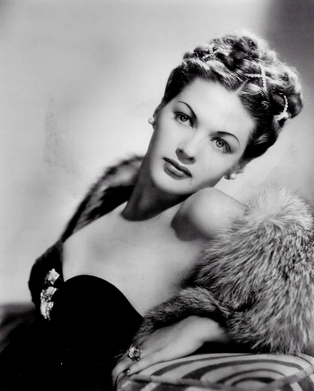 Yvonne De Carlo d52