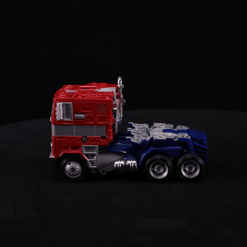 Legendary-Optimus-Prime-16