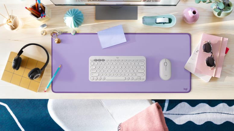 Mouse Pad Logitech Desk Mat Studio con teclado y mouse.