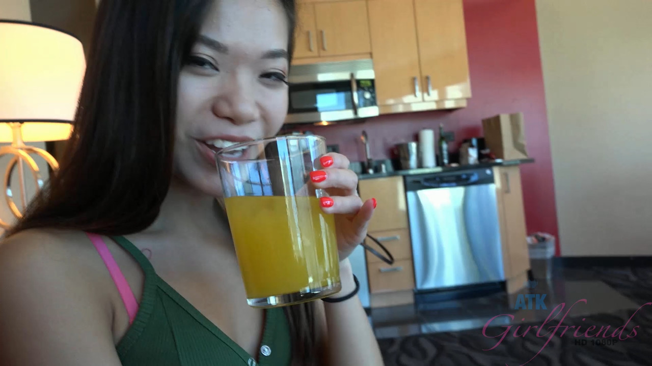 VSky - ATKG!rlfr!3nd$ - 101018 HD.mp4_snapshot_01.50.109