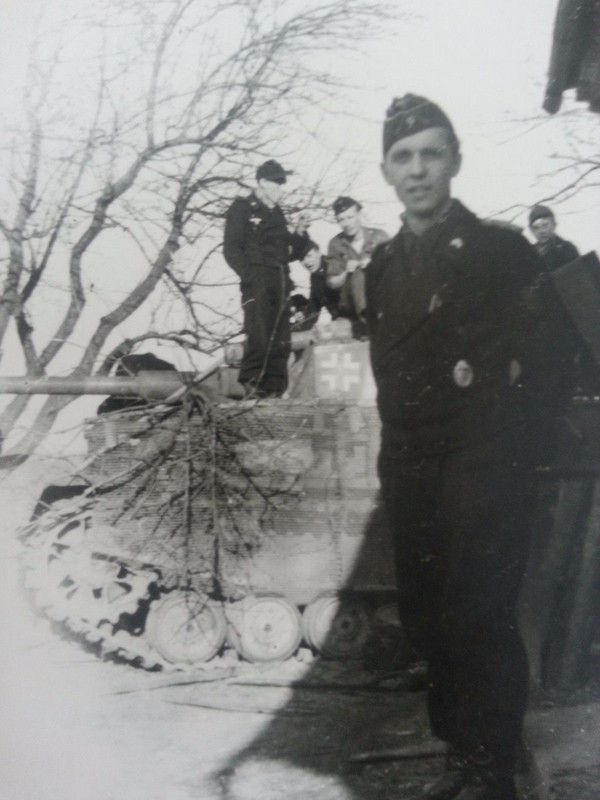 Foto Sturmgeschütz IV getarnt 1945 mit Panzerbes