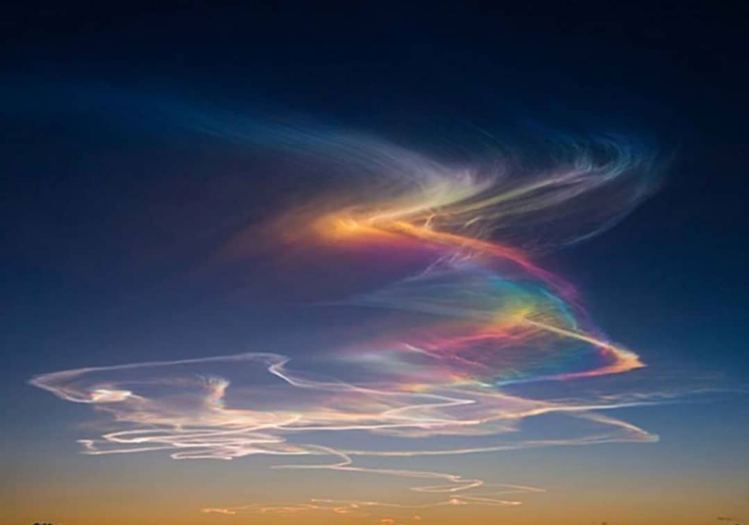 20200614 This is an extremely rare atmospheric phenomenon called rainbow bridge. [redd.it-h8wrmv]