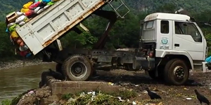 Afval dumpen in Amazone rivier