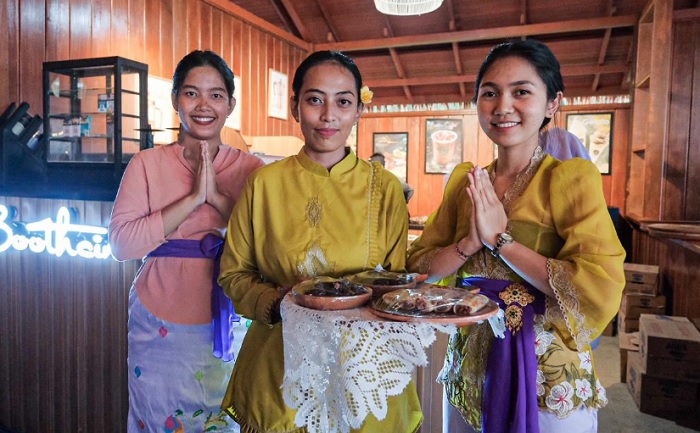 Sejumlah pelayan berpose dengan membawa hidangan khas Gorontalo yang disajikan untuk berbuka puasa.