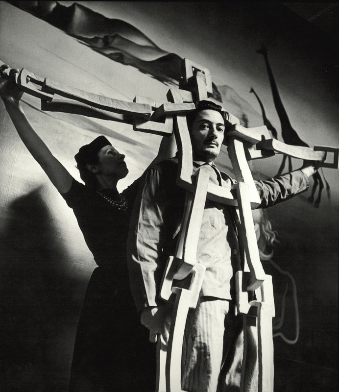 Gala-helps-Dali