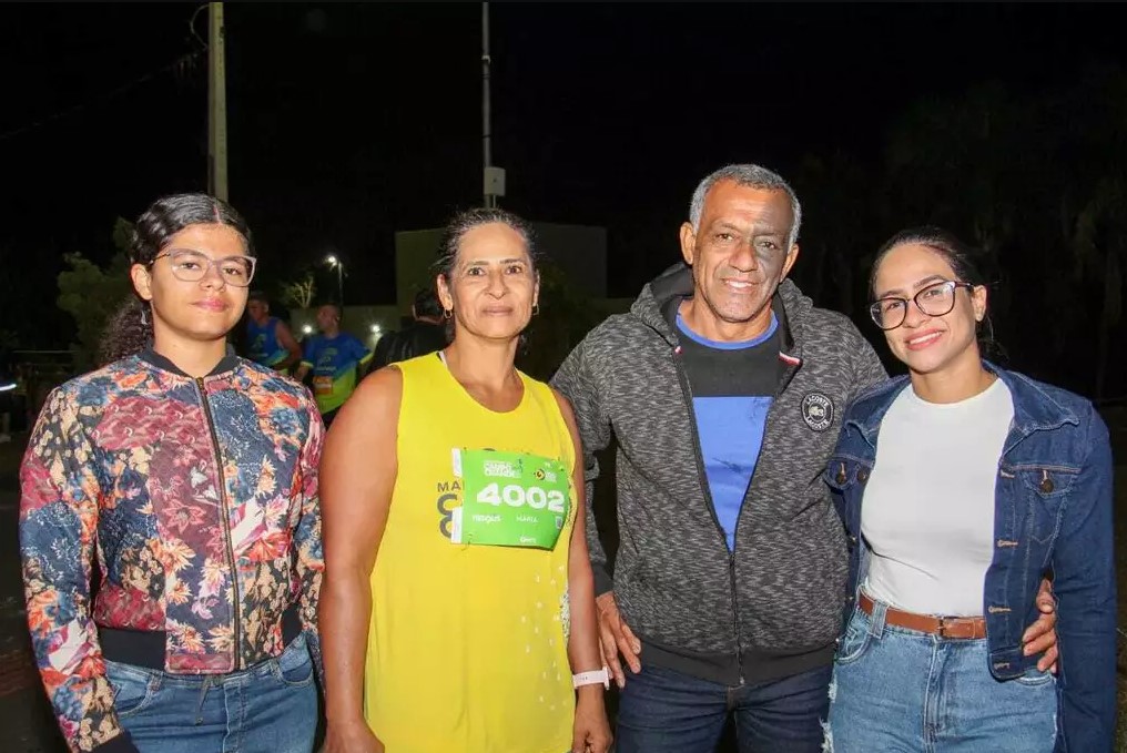 Cozinheira, Maria de Jesus Bezerra, de 53 anos, ao lado do marido, José Ferreira de Melo, e das filhas de 15 e 26 anos (Foto: Juliano Almeida)