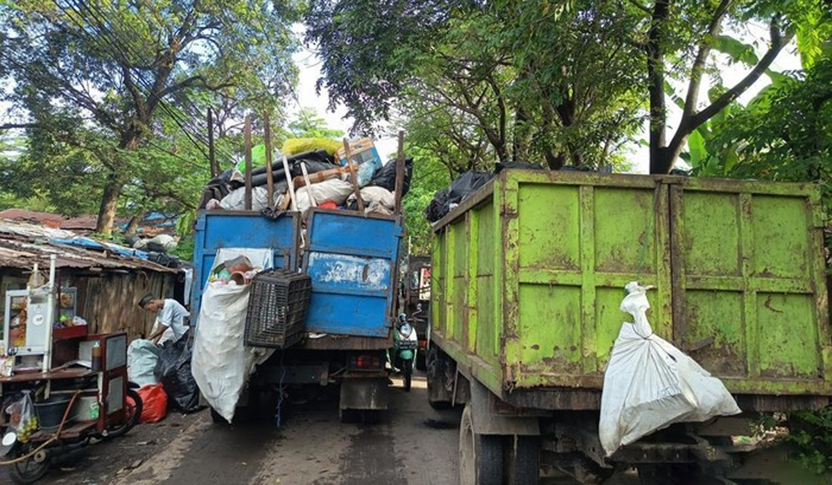 Kemacetan Parah di Makassar Akibat Antrean Truk Sampah TPA Antang