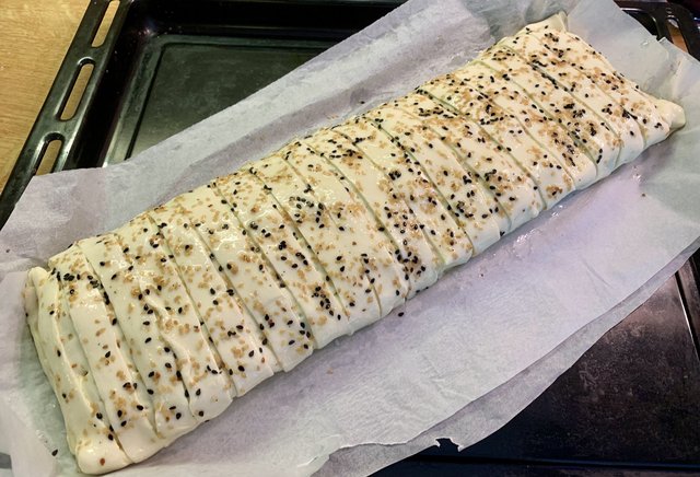 Пирог слоёный с куриным филе и сыром