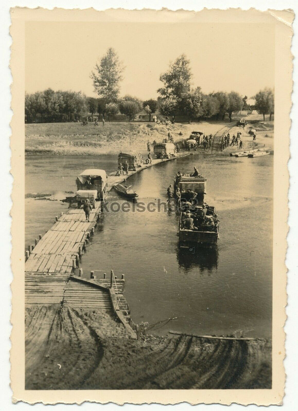 !!!Foto LKW´s der Wehrmacht auf einer Kriegsbrücke und im Fluss an der Ostfront