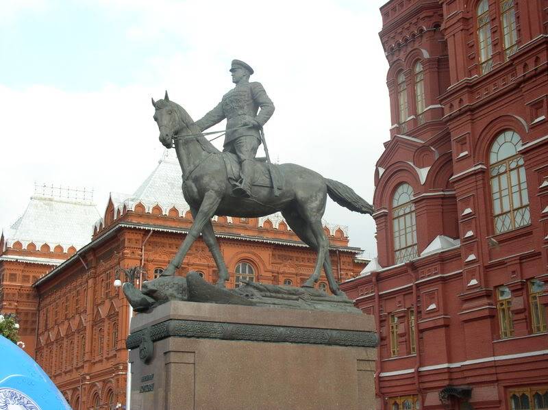 Monumento a Zhúkov en Moscu Monumento a Zhúkov en Moscu