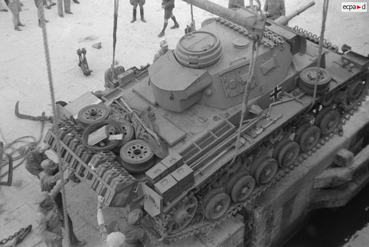 Dans le port de Tripoli, le déchargement d'un Panzer III (3)