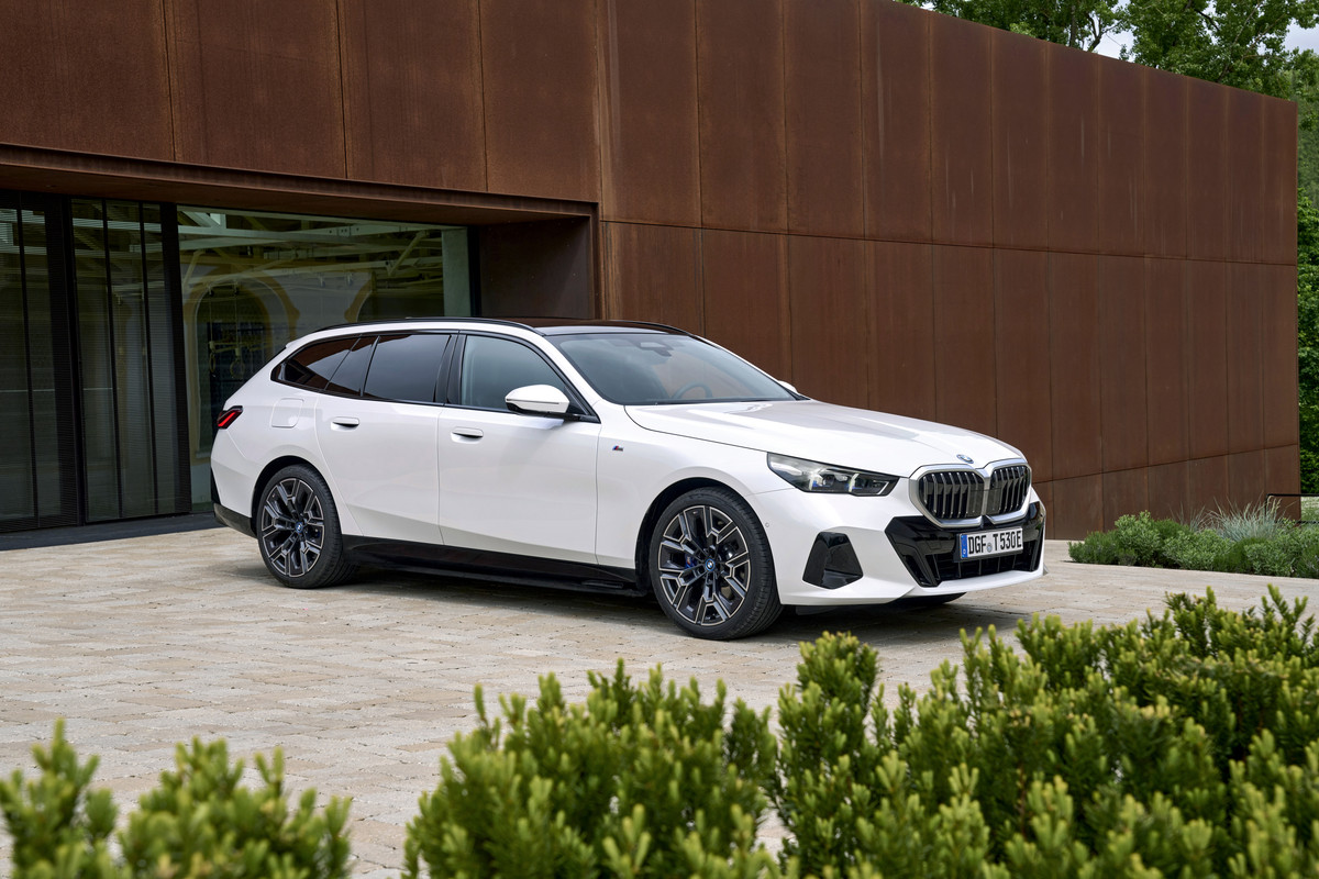 P90551933_highRes_the-new-bmw-530e-tou
