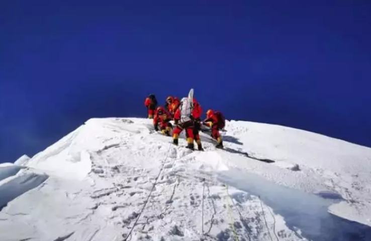 China instala en el Everest la estación meteorológica más alta en el mundo