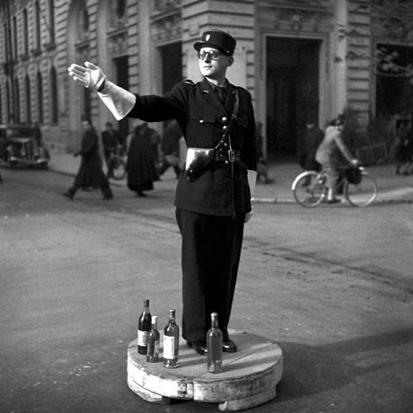 https://i.postimg.cc/ZKLjyqfJ/Policier-faisant-la-circulation-1950.jpg