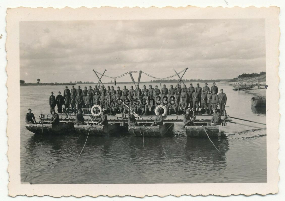 Foto Kompanie Pionier Bataillon 9 auf einer Ponton Fähre in Pulawy Polen 1939