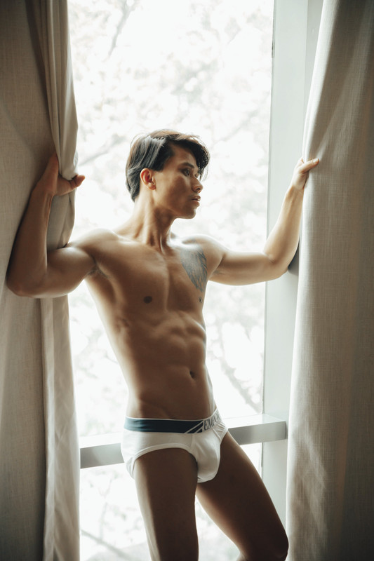 MODEL - Chàng trai xăm mình với gương mặt chữ điền