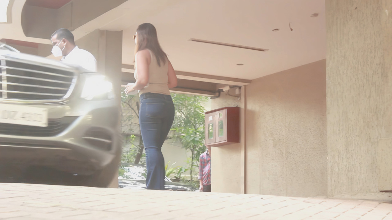 Kareena Kapoor Khan Ass 4k.mp4_snapshot_00.36.589