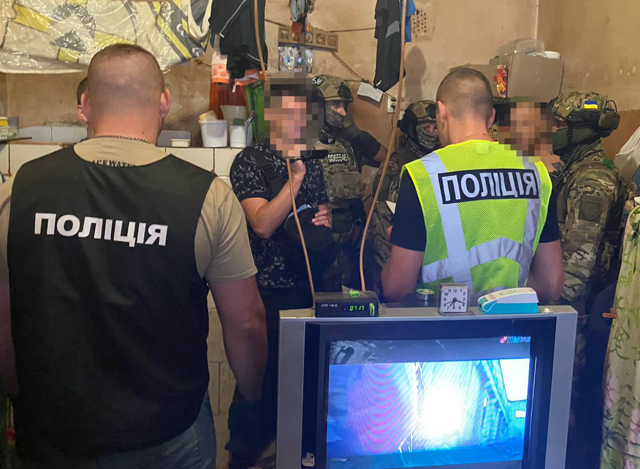 Івано-Франківськ: Засуджений організував наркотрафік до СІЗО, маскуючи товар у посилках