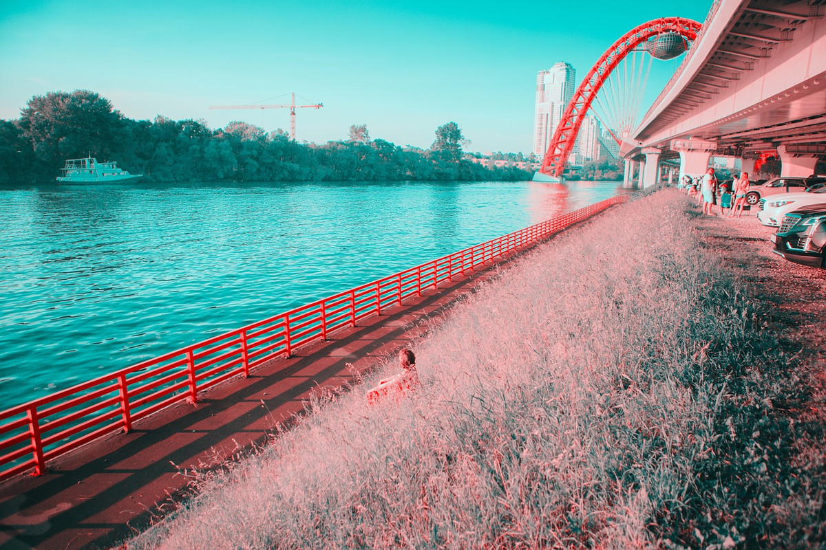 red-bridge-photographer-4958815-1280.jpg
