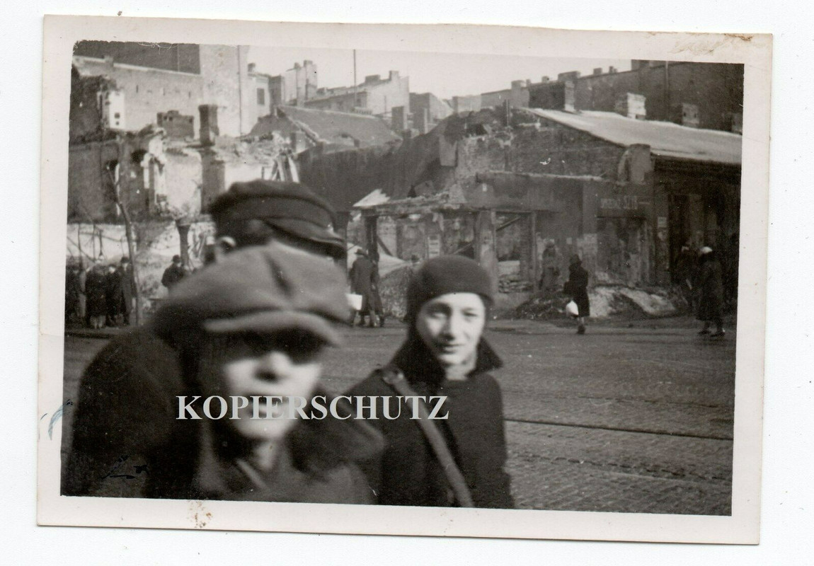 Polen 1940 Warschau Einheimische Volkstypen Trümmer Zerstörung Geschäft