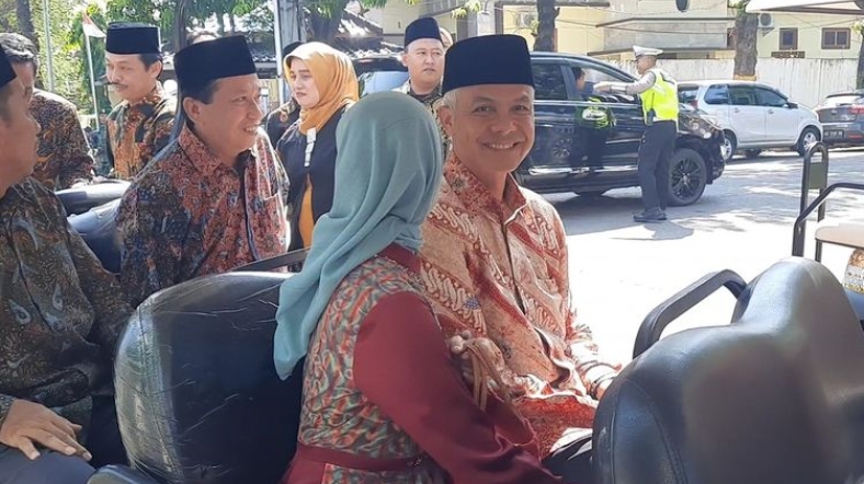 Gubernur Jawa Tengah, Ganjar Pranowo beserta istrinya diantarkan ke acara ngunduh mantu adik dari Menteri Agama di Kompleks Pondok Pesantren Raudlatut Thalibin Rembang, Jawa Tengah, Sabtu (13/5/2023)(KOMPAS.COM/ARIA RUSTA YULI PRADANA)