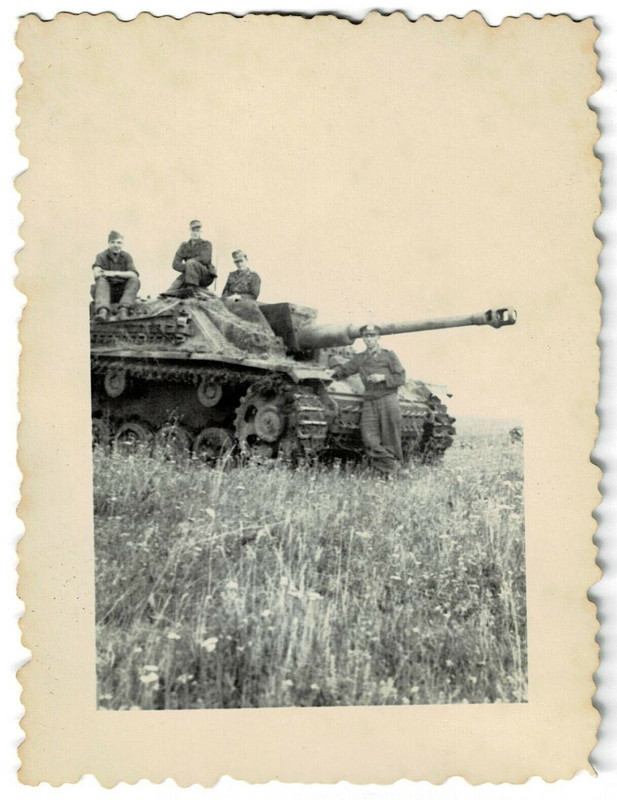 Sturmgeschütz mit Besatzung im Gelände, sehr schöne Aufnahmne